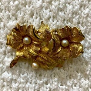 Charel 1950’s Brooch, goldtone & faux Pearl
